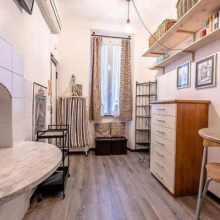 Apartment Bright Window Vista Su Palazzo Rosso
